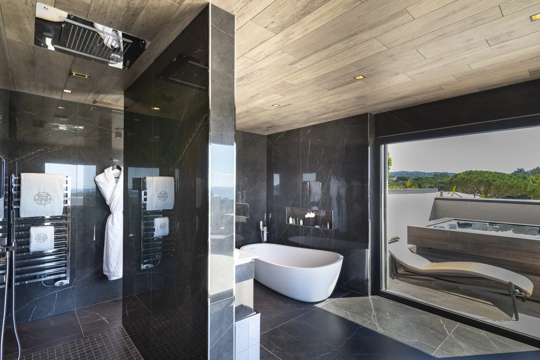 1673040108-Villa Victoire master suite bathroom.webp